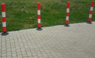 Słupek parkingowy blokujący FLEXPIN | PCV, 46 cm, na stopie, uchylny